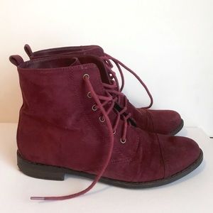 Maroon Boots for a Chic Look